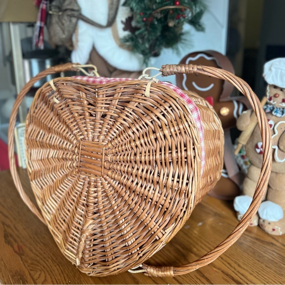 🩷 Rare Vintage 1972 Large
Heart Shape Wicker
Basket ‼️FINAL SALE